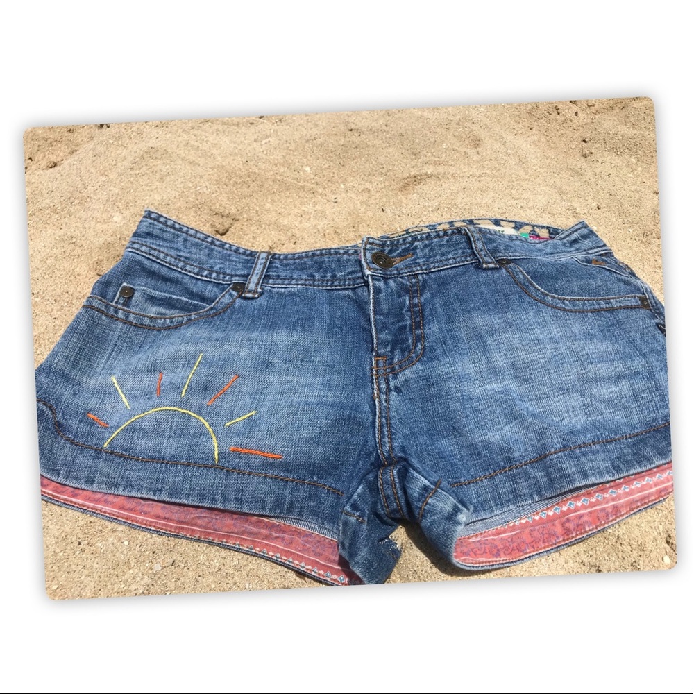 Cute Hand-embroidered Aloha BILLABONG Denim Shorts